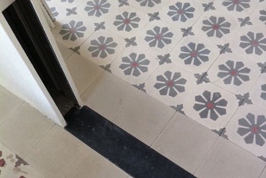 restauro conservativo con riproduzione di marmette di nuova manifattura . Intervento chiuso al 95% .