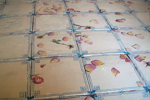 petali di rosa dipinte su pavimento