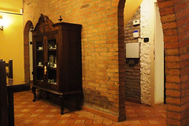 Restauro di pavimentazione con losanga rossa e tavella in cotto giallo 