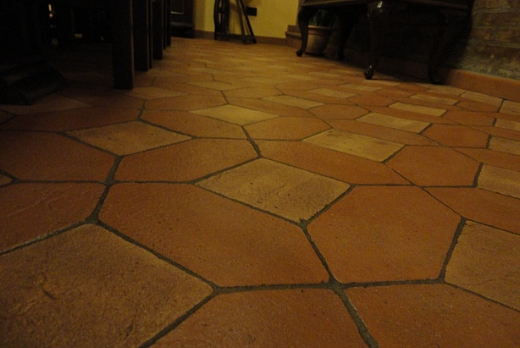 Restauro di pavimentazione con losanga rossa e tavella in cotto giallo