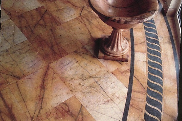 pavimento in marmo con bordura a disegno