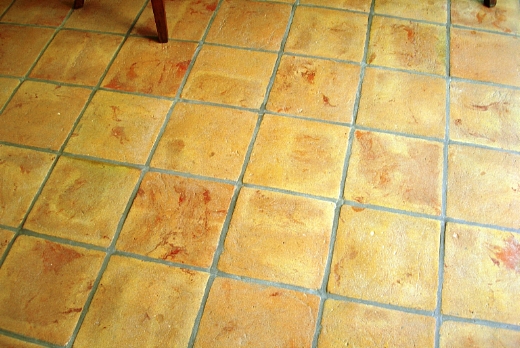 Tavella in cotto rosata con venature rosse.