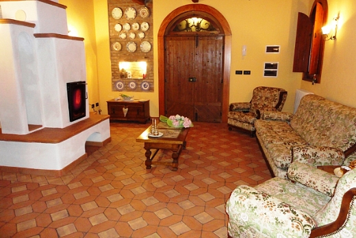 Restauro di pavimentazione con losanga rossa e tavella in cotto giallo