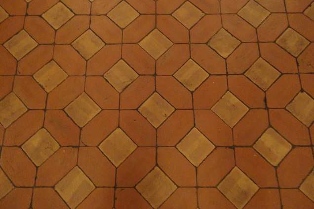 Restauro di pavimentazione con losanga rossa e tavella in cotto giallo 