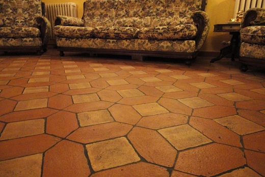 Restauro di pavimentazione con losanga rossa e tavella in cotto giallo