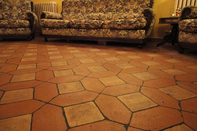 Restauro di pavimentazione con losanga rossa e tavella in cotto giallo 