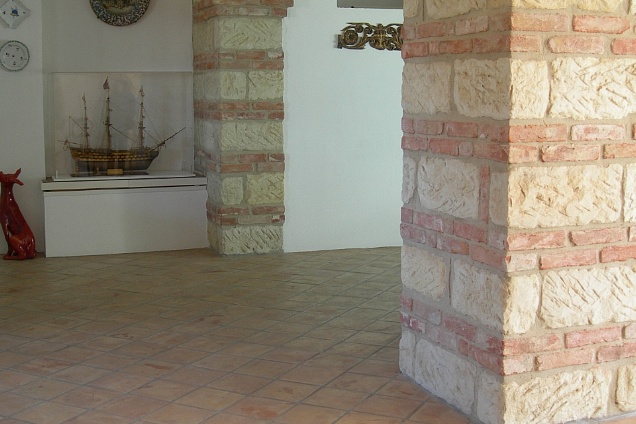 Tavella in cotto rosata con venature rosse.