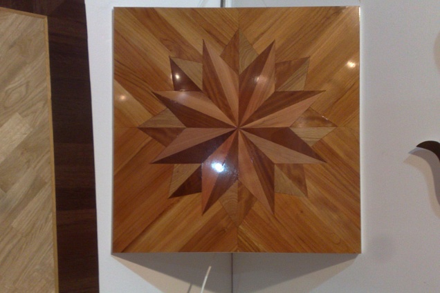 rosone artigianale in rovere e iroko su base teak .