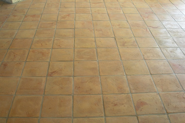 Tavella in cotto rosata con venature rosse.