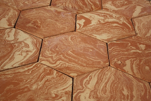 Cotto fatto a mano Variegato Lombardo. 
Esagonette 20x20x2,5 prelevigate in superficie. Foto laterale.