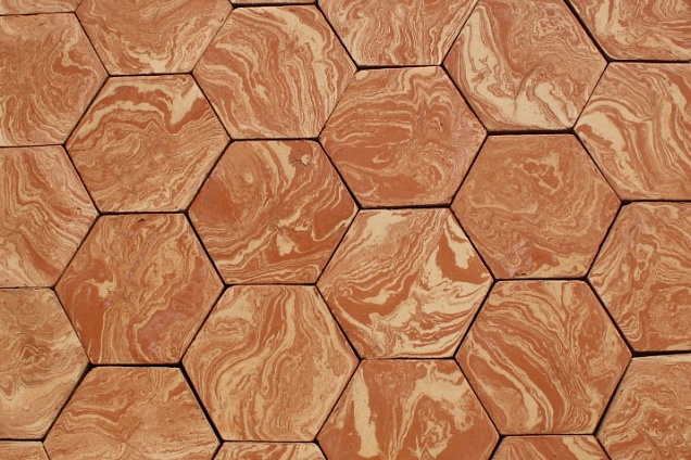 Cotto fatto a mano Variegato Lombardo. 
Esagonette 20x20x2,5 prelevigate in superficie.