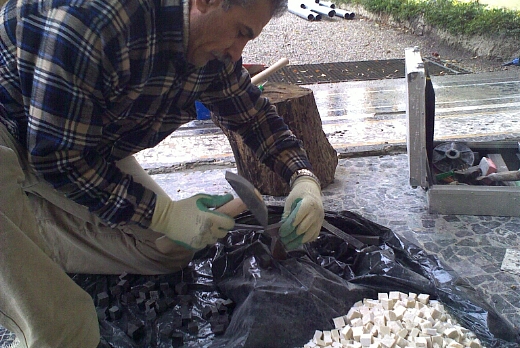 Taglio manuale con martellina e tagliola