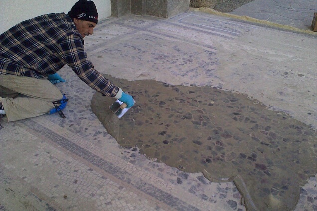 Stuccatura: rasatura manuale con cemento (425), calce e lattice flessibilizzante