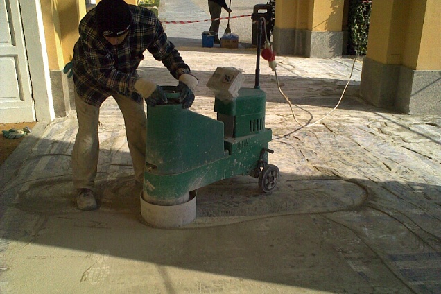 Stuccatura: stuccatura a macchina eseguita a spolvero su boiacca di cemento