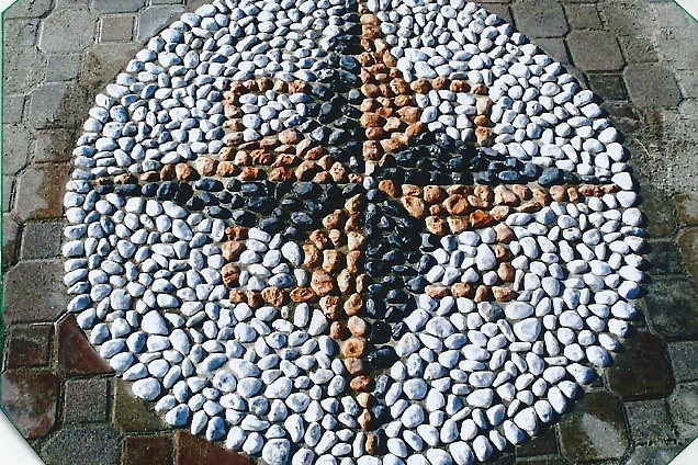 Rosa dei Venti in ciotolini in due colori:rossi, neri con sfondo in ciotolini bianchi