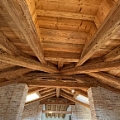 Realizzazione di tetti e capriate utilizzando travi antiche in varie essenze (rovere, abete larice) sezioni e lunghezze.