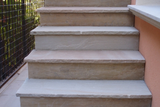 Scala (pedata e alzata) in pakistana-indiana color giallo-marrone