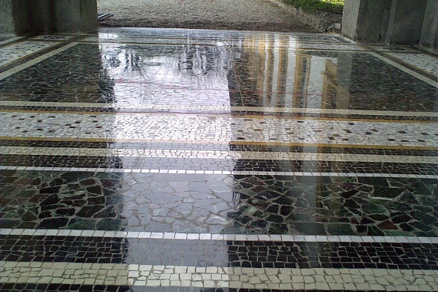 Risultato finale pavimento in scaglia veneziana e fasce in mosaico