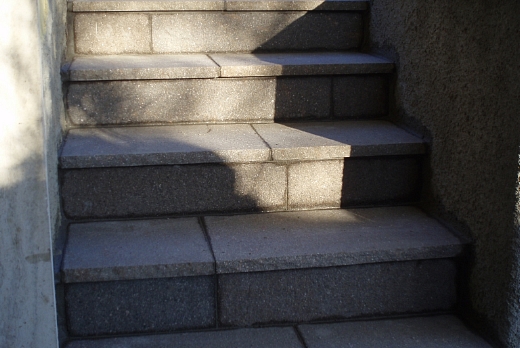 Scala (pedata e alzata) in porfido colori misti