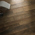 Produzione e fornitura di pavimenti in legno antico di recupero. Prefiniti a tre strati o massicci.