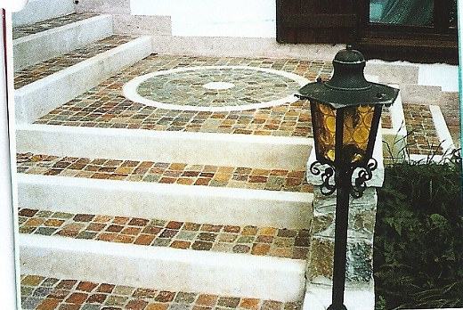 Scala (pedata) in cubetti di porfido colori misti , (alzata) in marmo di botticino