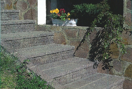 Scala (pedata e alzata)in porfido color viola