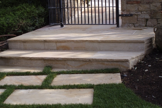 Scala (pedata e alzata) in pakistana-indiana color giallo