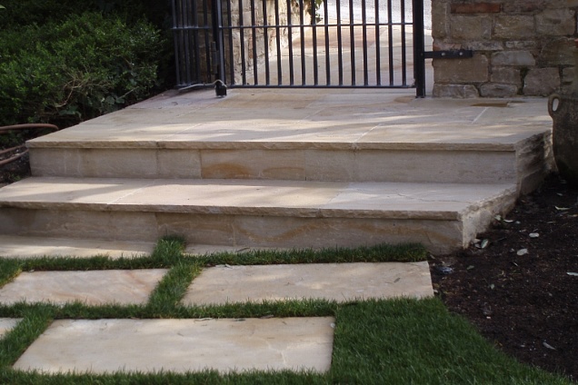 Scala (pedata e alzata) in pakistana-indiana color giallo