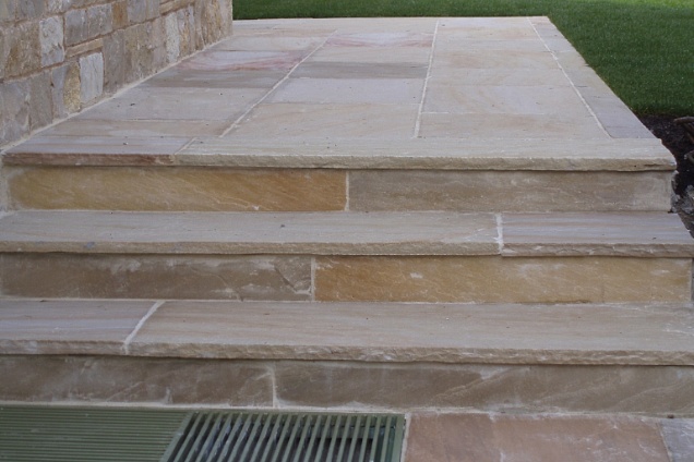 Scala (pedata e alzata) in pakistana-indiana color giallo