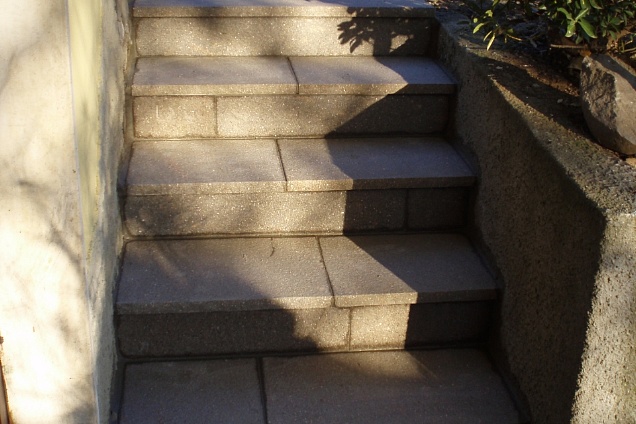 Scala (pedata e alzata) in porfido colori misti