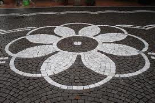 Fiore in cubetti 4/6 bianco carrara con inserti e sfondo in cubetti 4/6 di porfido color rosso-viola