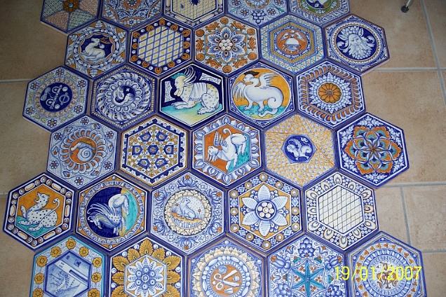 Riproduzione pavimento Vaselli, forma  esagono in maiolica della Cappella Vaselli in S.Petronio a Bologna