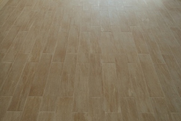 posa in opera pavimento 15x60 incollato e stuccato