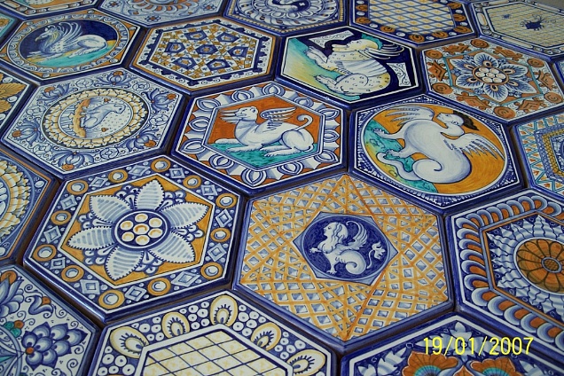 Riproduzione pavimentazione maiolicata formato esagonale della Cappella Vaselli della chiesa di S.Petronio a Bologna