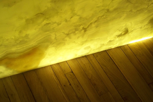 Rivestimenti bagni in onice retroilluminato