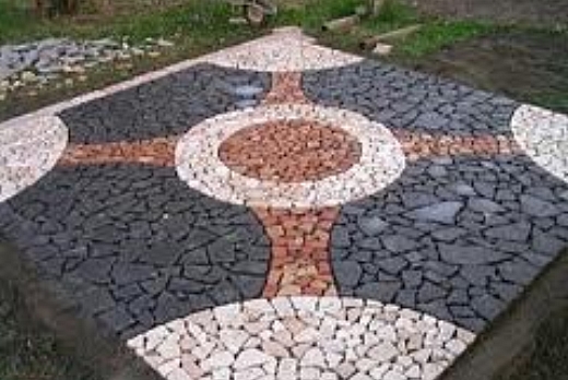 Disegno in tre colori in mosaico ipus-incertum, con pietre naturali: rosso, bianco e nero