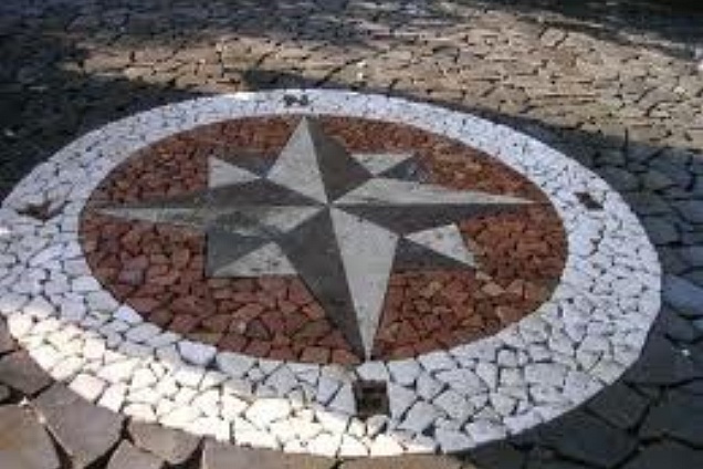 Rosa dei venti in porfido viola e bianco carrara, con sfondo in mosaica ipus-incertum color rosso e bianco in pietra naturale