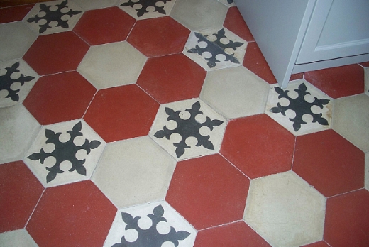 Pavimenti in pastina di cemento formato esagonale colore rosso/bianco