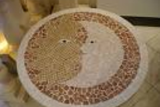 Sole-luna in spaccatello di mosaico in pietre naturali di vari colori