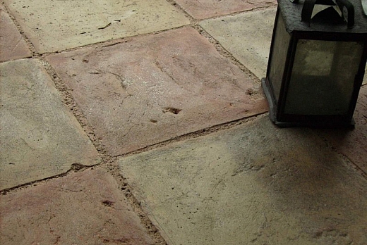 Pavimento in cotto nel formato quadrato con due tonalità disposto a scacchiera