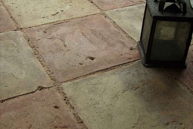 Pavimento in cotto nel formato quadrato con due tonalità disposto a scacchiera