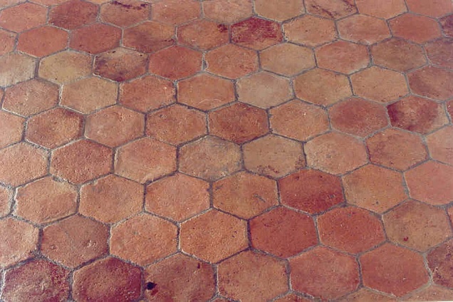 Pavimento in cotto antico di recupero nel raro formato esagonale