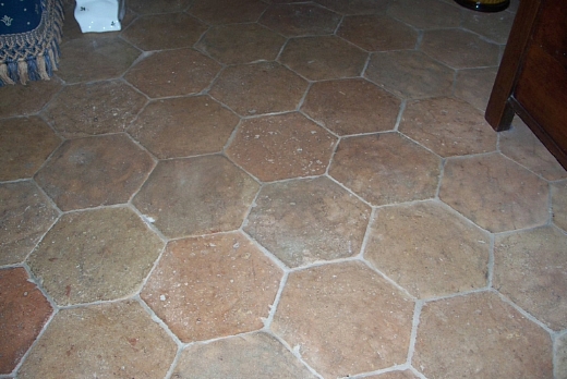Pavimenti di recupero in cotto nel formato esagono. Materiale in patina originale, provenienza Piemonte