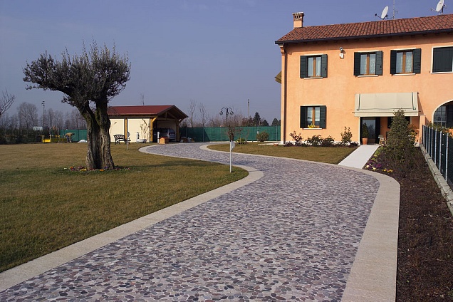 PAVIMENTI IN MARMO / PIETRA (sassi-ciotoli) - 2