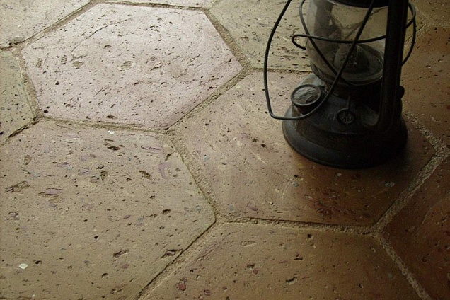 Pavimenti in cotto fatto a mano. Realizzato con impasto di argille non filtrate con macchine e contenenti piccole imperfezioni che danno un aspetto vissuto al pavimento. 