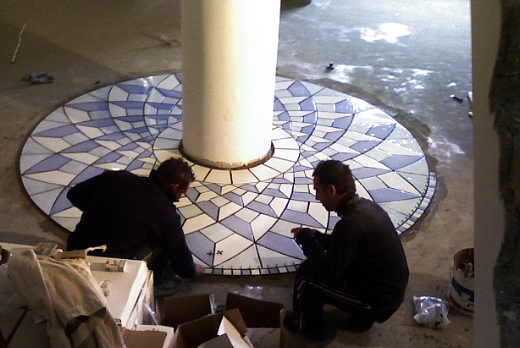 bellissimo e complicato mosaico, realizzato su cotto smaltato.....