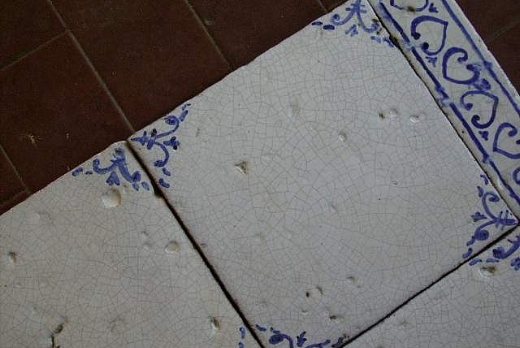 Artigianali Rivestimenti per cucina dipinti a mano, fondo bianco e decori di colore blu