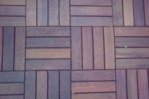 piastrella 300 x 300 posata a scacchiera