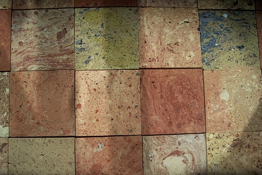 Pavimenti realizzati con mattoni antichi di recupero con impasto variegato.