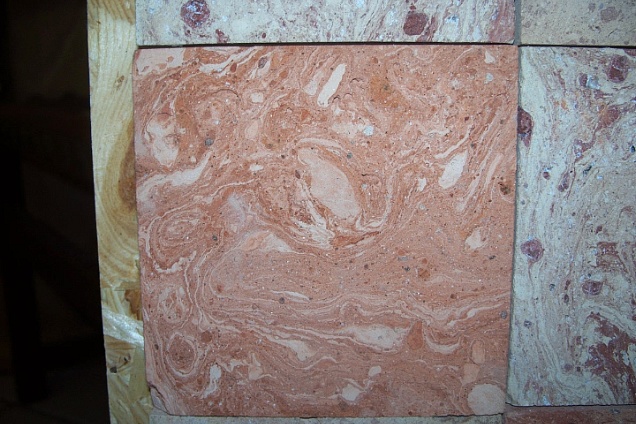 Pavimenti realizzati con mattoni variegati antichi.